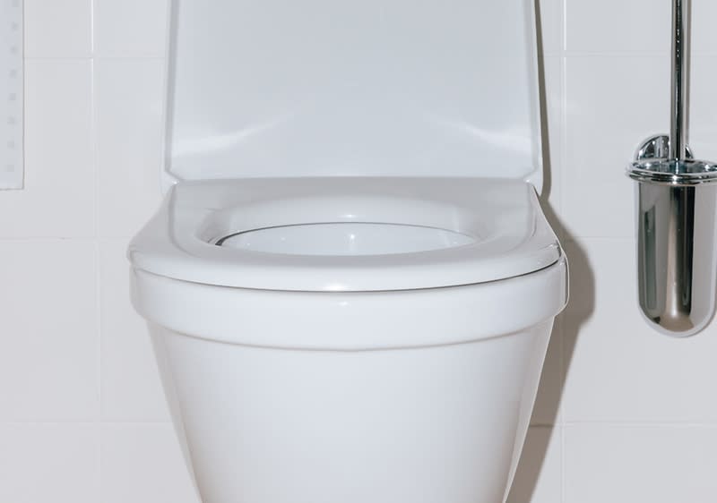 Toaletă albă montată pe perete
