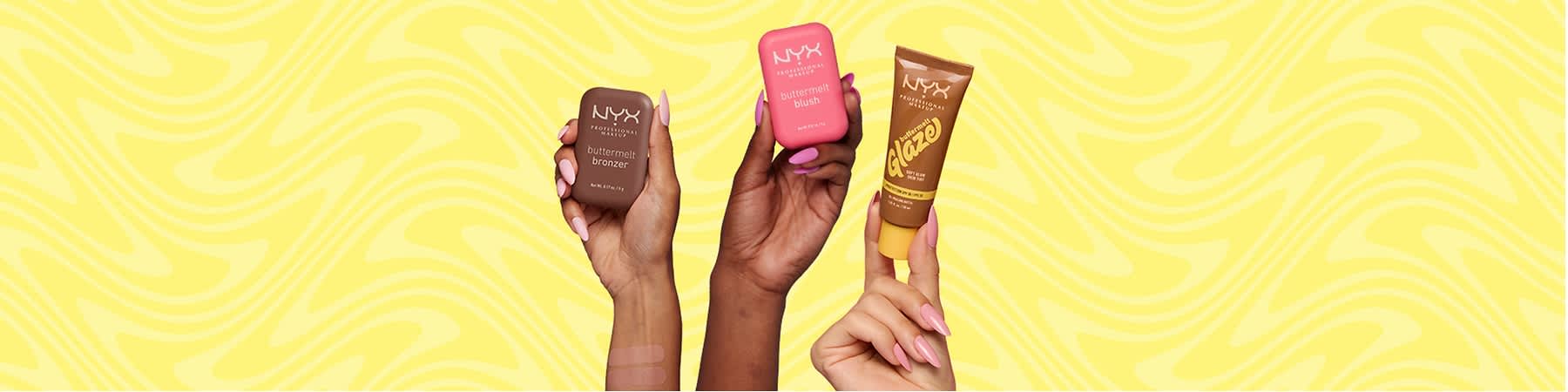 Trei mâini țin produse de machiaj NYX buttermelt bronzer, blush și Glazed pe fundal galben