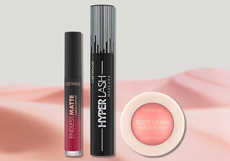 Cosmetice Catrice cu ruj mat, mascara și fard de obraz pe fundal roz