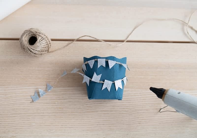 Materiale de crafting pe masă cu sfoară și pistol de lipit