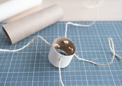 Tub de carton cu sfoară pe masă de lucru pentru crafting