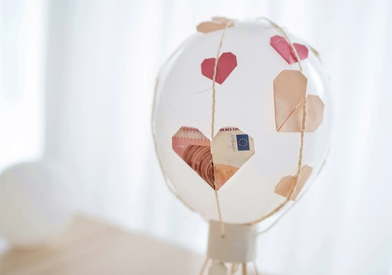 Decor balon cu inimioare și bancnote euro în interior