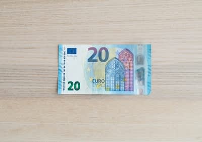 Bancnotă de 20 euro pe fundal de lemn