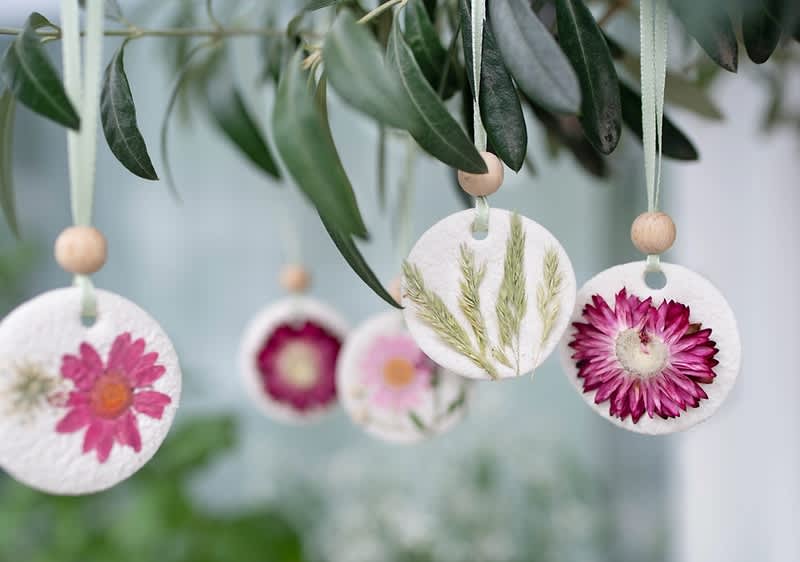 Decorațiuni florale suspendate pe ramuri de copac