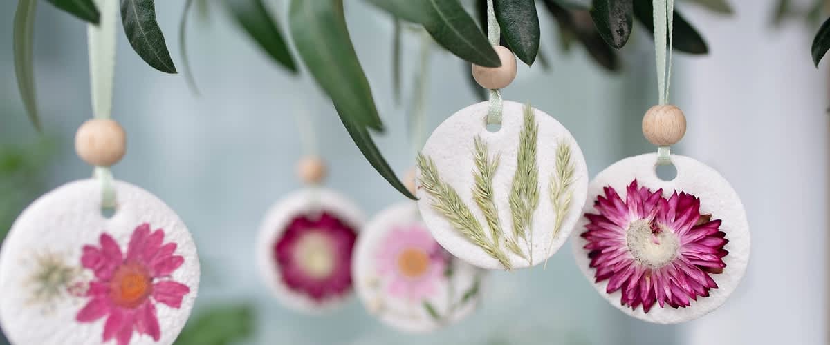 Decorațiuni florale suspendate pe ramuri de copac