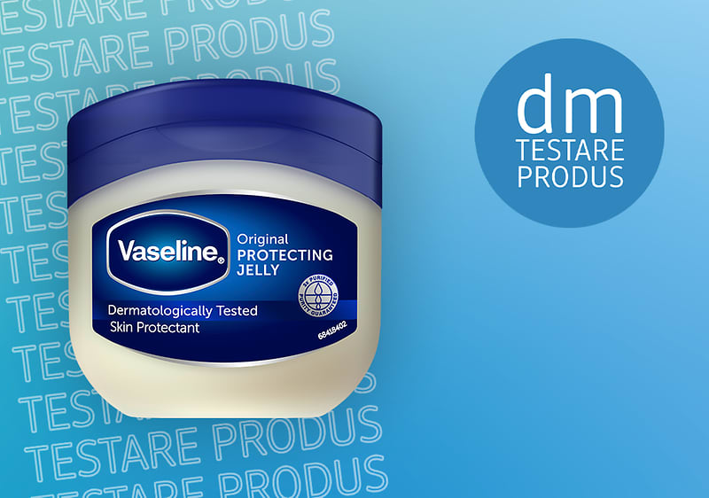 Vaseline Original Protecting Jelly cu text Testare produs pe fundal albastru