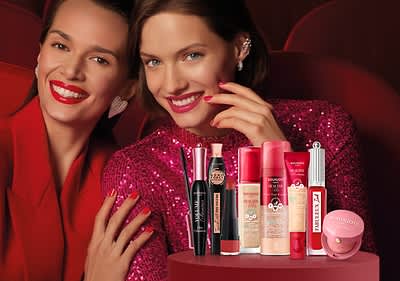 Două persoane cu produse cosmetice pe masă în fața lor. Rezultat: Cosmetice diverse pe masă în fața a două persoane îmbrăcate elegant