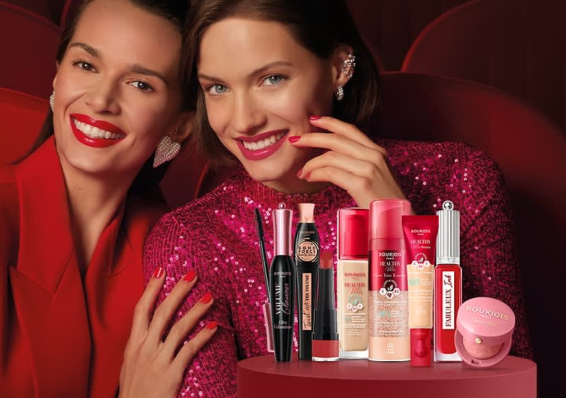 Două persoane cu produse cosmetice pe masă în fața lor. Rezultat: Cosmetice diverse pe masă în fața a două persoane îmbrăcate elegant