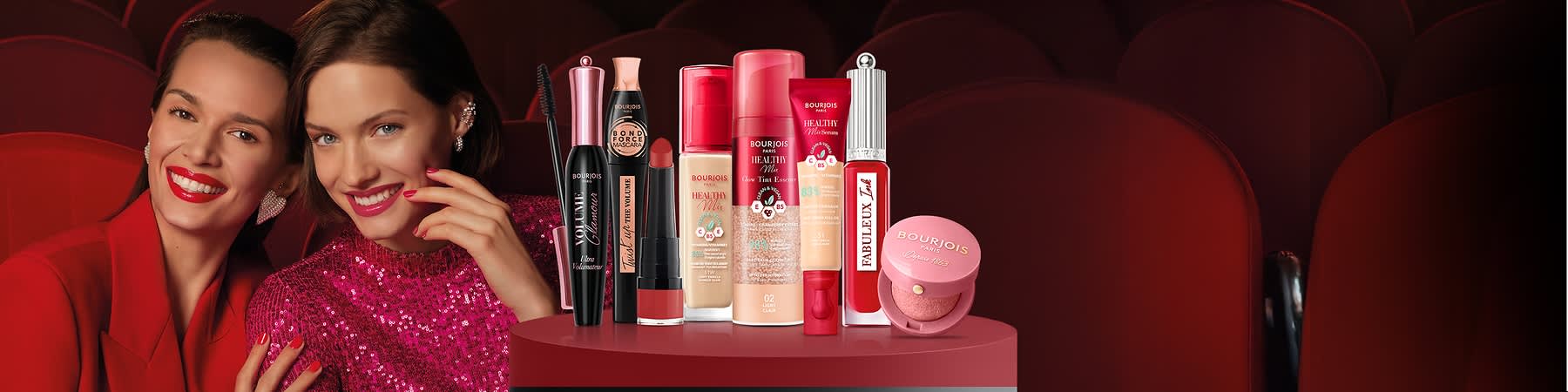 Două persoane cu produse cosmetice pe masă în fața lor. Rezultat: Cosmetice diverse pe masă în fața a două persoane îmbrăcate elegant