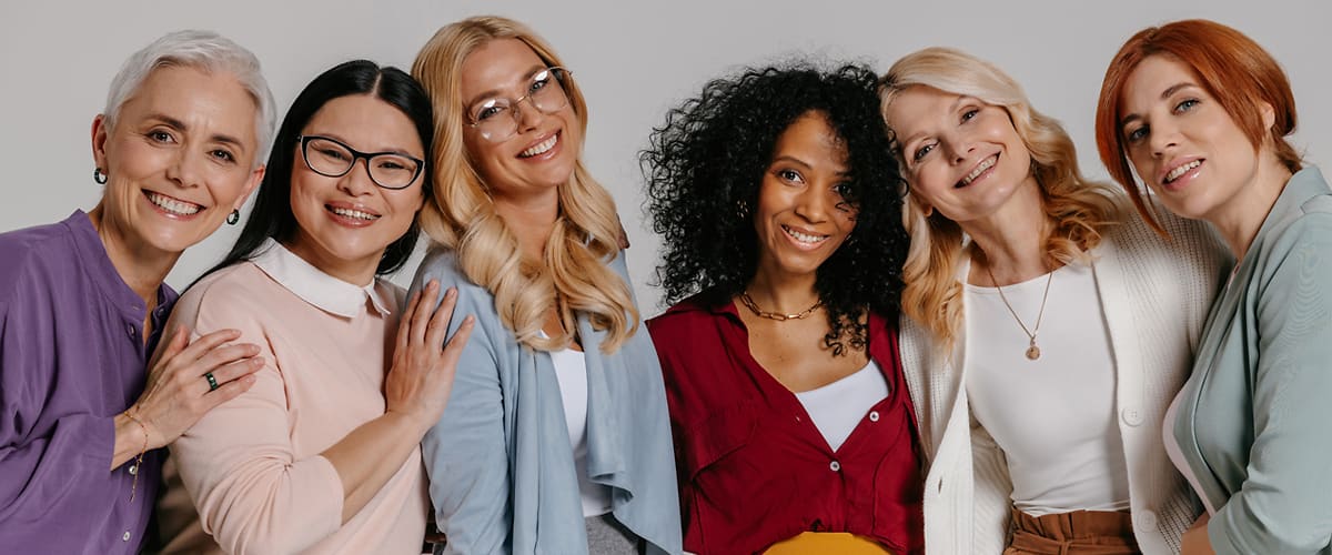 Grup de femei îmbrăcate colorat stând împreună