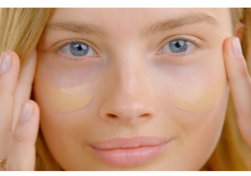 Mâini feminine acoperind o față blurată