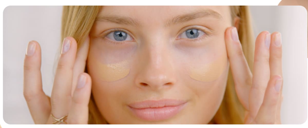 Mâini feminine acoperind o față blurată