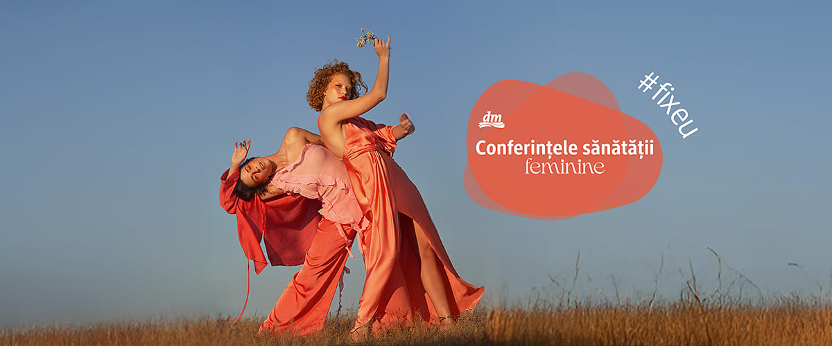 Cuvântul cheie principal: conferințe sănătate Două femei în rochii roz pe câmp la conferințele sănătății feminine