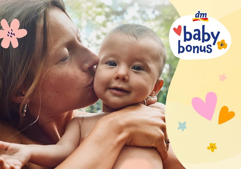 Persoană ținând un copil cu sigla baby bonus și elemente decorative colorate