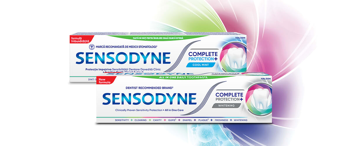 Pastă de dinți Sensodyne Complete Protection Cool Mint și Whitening pe fundal colorat