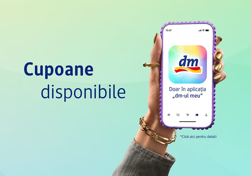 Mână ținând un telefon cu aplicația dm și text despre cupoane disponibile