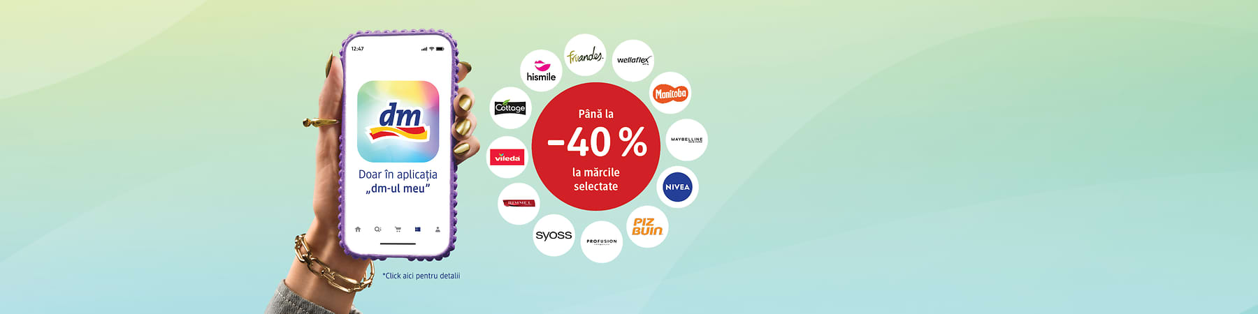 Telefon ținut în mână cu aplicația dm și bula roșie cu text reducere până la -40% la mărcile selectate