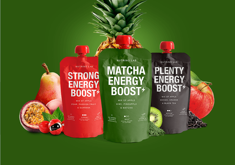 Produse energizante cu fructe kiwi, măr și portocală pe fundal verde