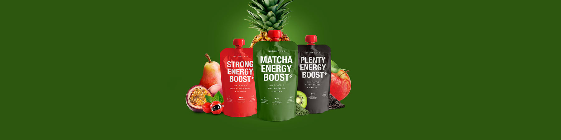 Produse energizante cu fructe kiwi, măr și portocală pe fundal verde