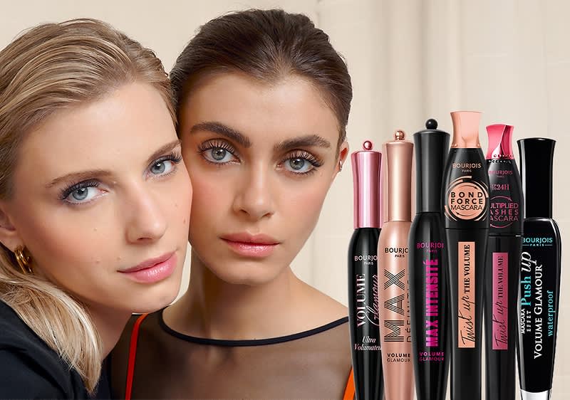 Două persoane cu fețele blurate și diverse tuburi de mascara în prim-plan.