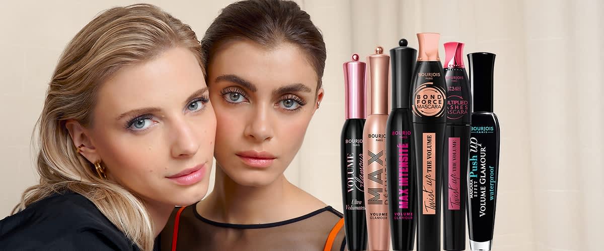 Două persoane cu fețele blurate și diverse tuburi de mascara în prim-plan.