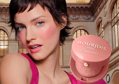 Fard de obraz Bourjois Paris pe fundal de clădire elegantă