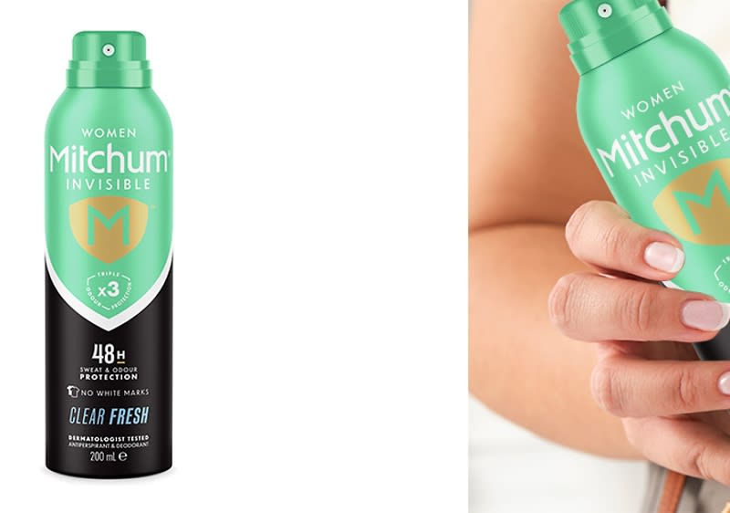 Deodorant Mitchum pentru femei ținut în mână