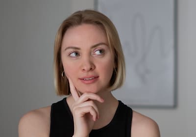 Portret al unei femei cu păr blond și îmbrăcăminte neagră