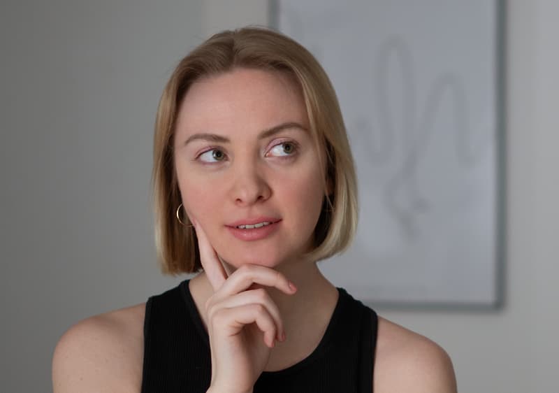 Portret al unei femei cu păr blond și îmbrăcăminte neagră