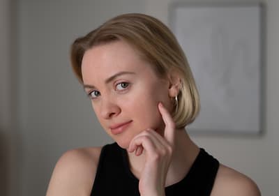 Femeie cu păr blond și cercei aurii