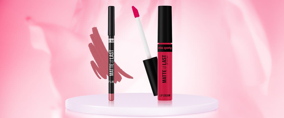 Ruj și creion de buze pe fundal roz