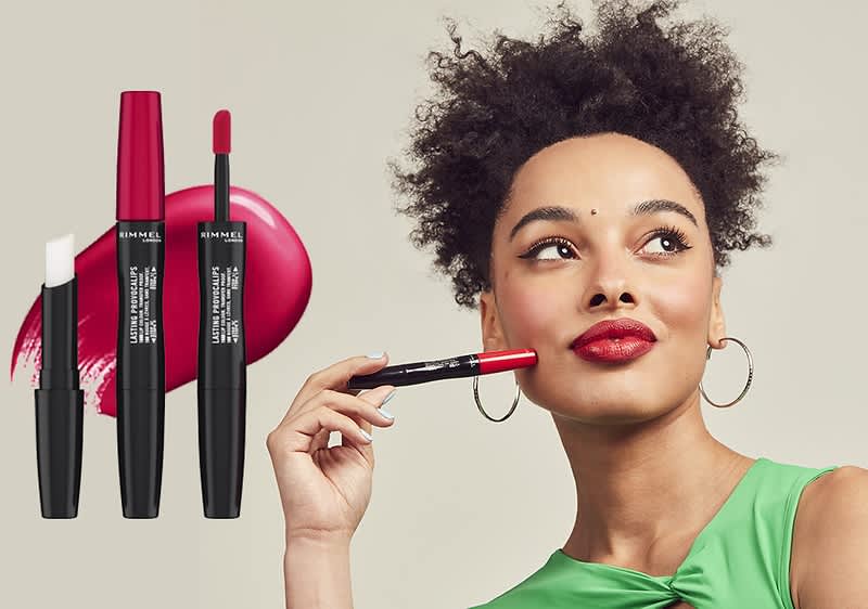 Femeie cu ruj roșu și produse de machiaj ruj și balsam