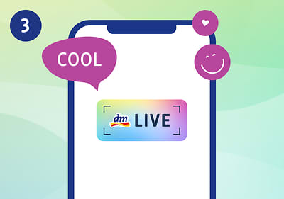 Ecran de telefon cu logo dm LIVE și elemente grafice colorate. Rezultat: Aplicație mobilă dm LIVE pe ecran de telefon cu elemente grafice colorate