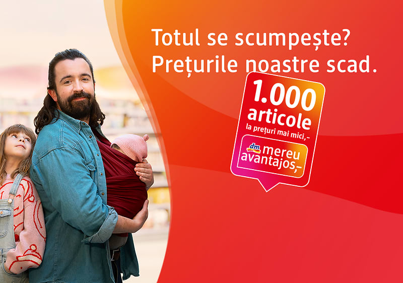 Familie în magazin cu mamă purtând bebeluș și text promoțional reducere prețuri