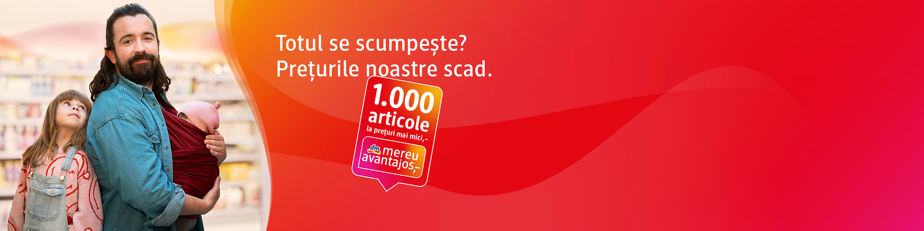 Familie în magazin cu mamă purtând bebeluș și text promoțional reducere prețuri