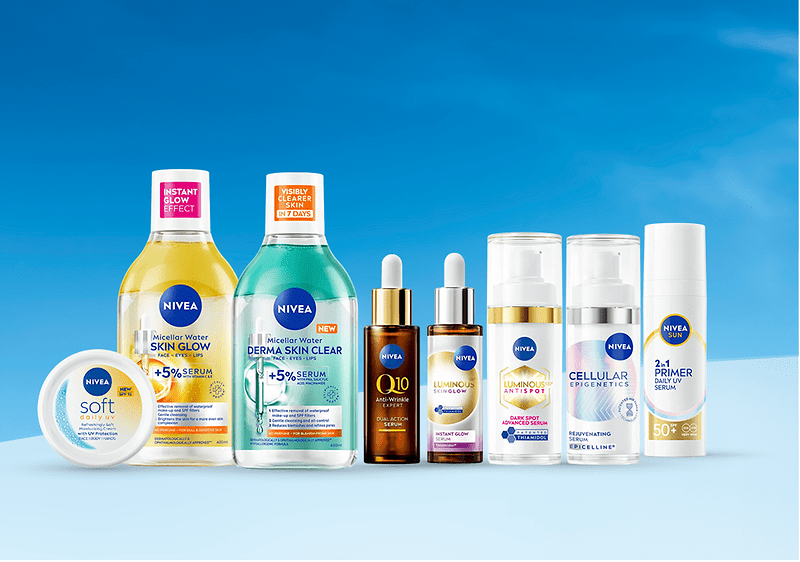Produse Nivea pentru îngrijirea pielii pe fundal albastru