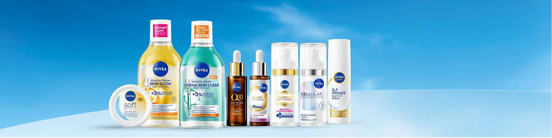 Produse Nivea pentru îngrijirea pielii pe fundal albastru
