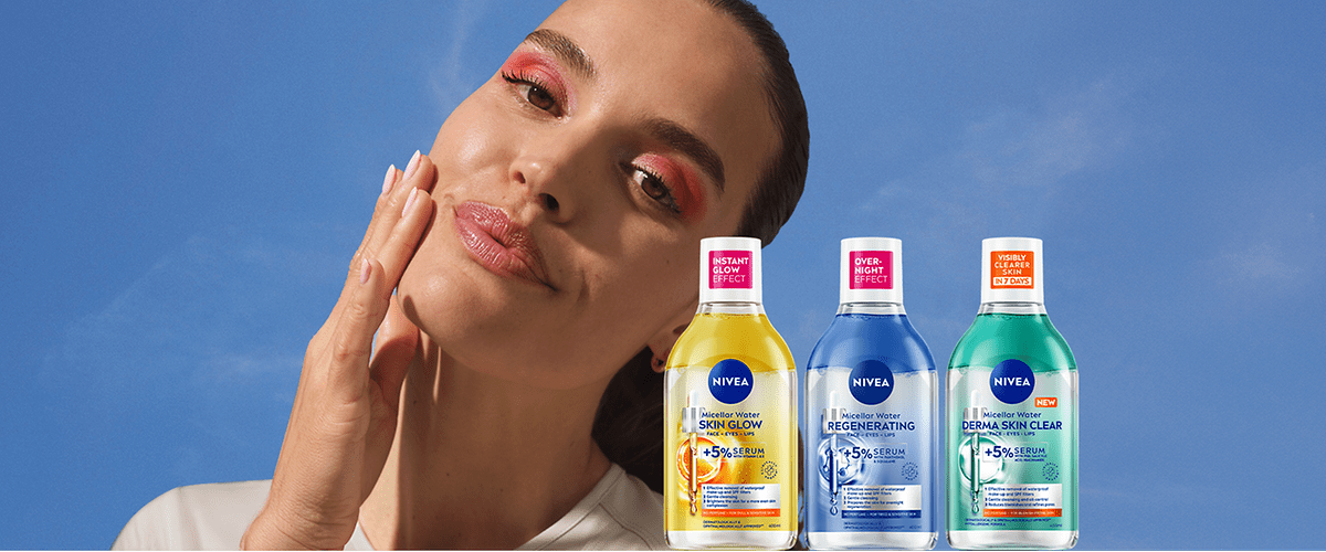 Produse Nivea pentru îngrijirea pielii pe fundal albastru