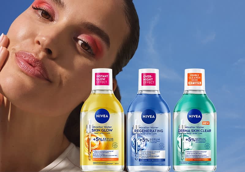 Produse Nivea pentru îngrijirea pielii pe fundal de cer albastru