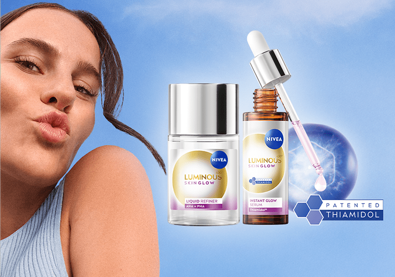 Produse Nivea Luminous SkinGlow cu Thiamidol și pipetă pe fundal albastru