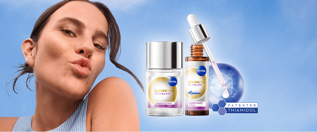 Produse Nivea Luminous SkinGlow cu Thiamidol și pipetă pe fundal albastru