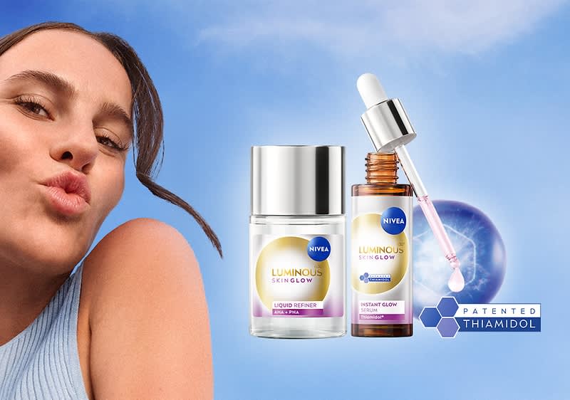 Produse Nivea Luminous cu Thiamidol pe fundal albastru