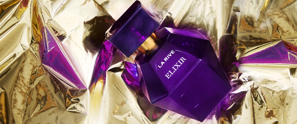Parfum Elixir La Rive cu flori mov și cutie elegantă pe fundal auriu