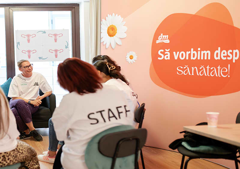 Grup de persoane la un atelier educativ despre sănătatea femeilor