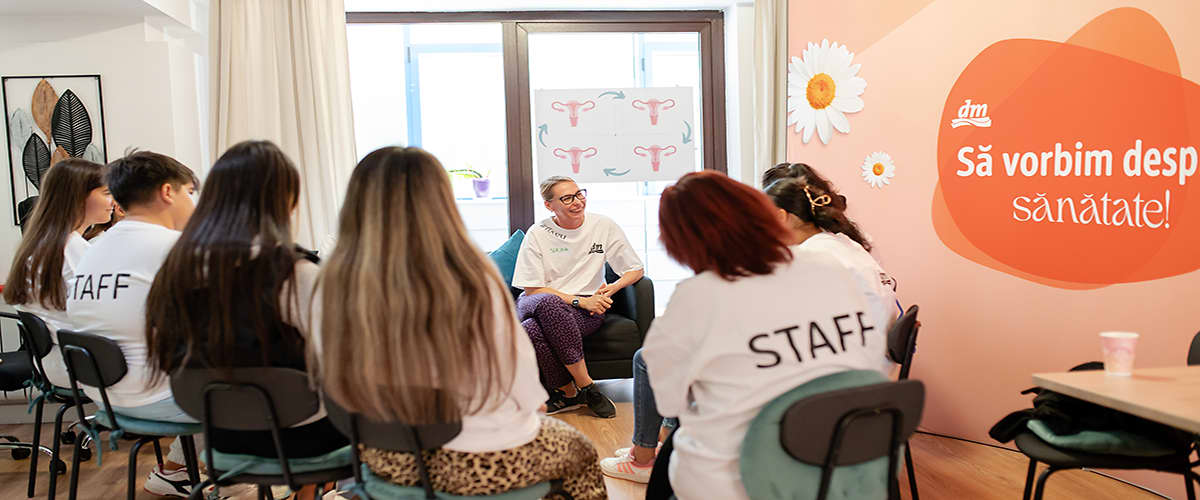 Grup de persoane la un atelier educativ despre sănătatea femeilor