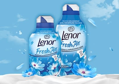 Detergent Lenor Fresh Air cu flori albastre și fundal albastru