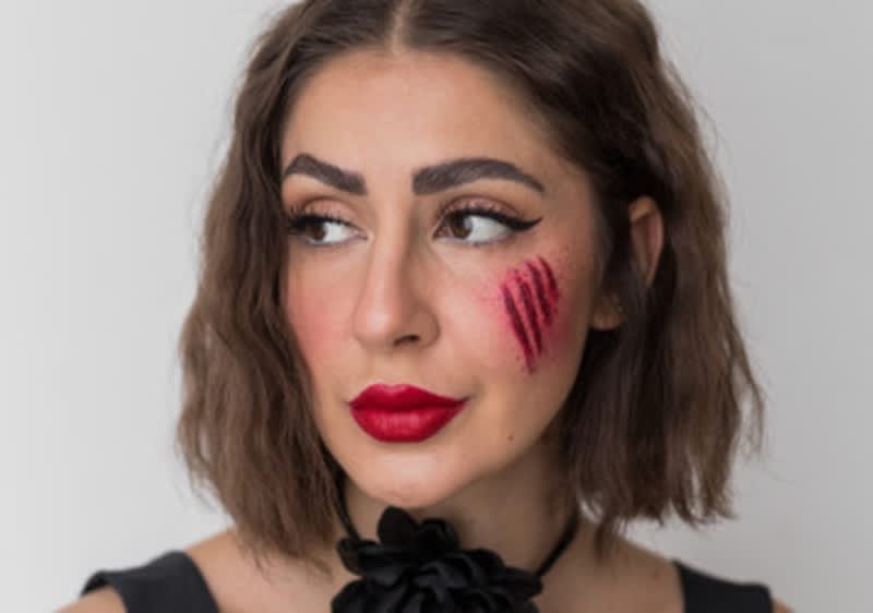 Păr castaniu ondulat și accesoriu negru pentru gât