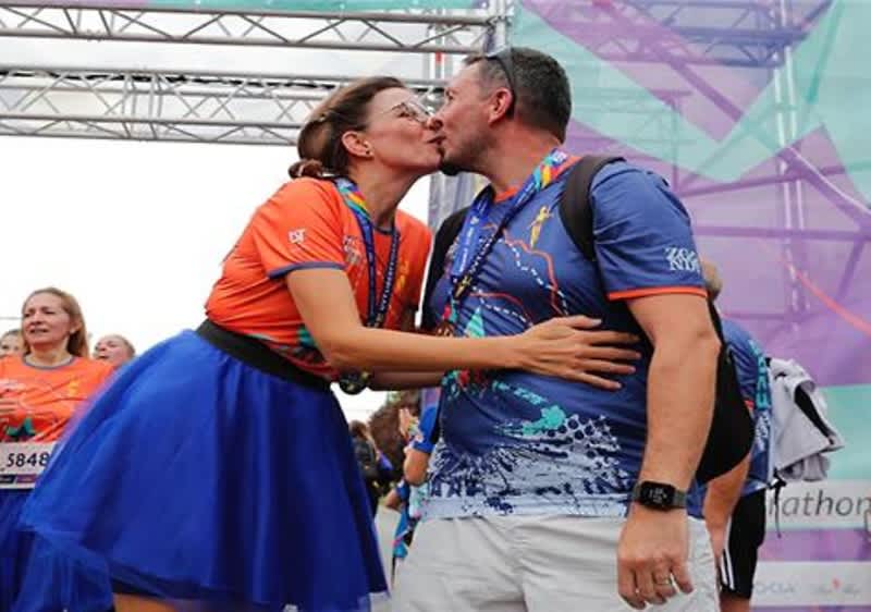 Cuvântul cheie principal: maraton Imagine: Două persoane se îmbrățișează la finalul unui maraton