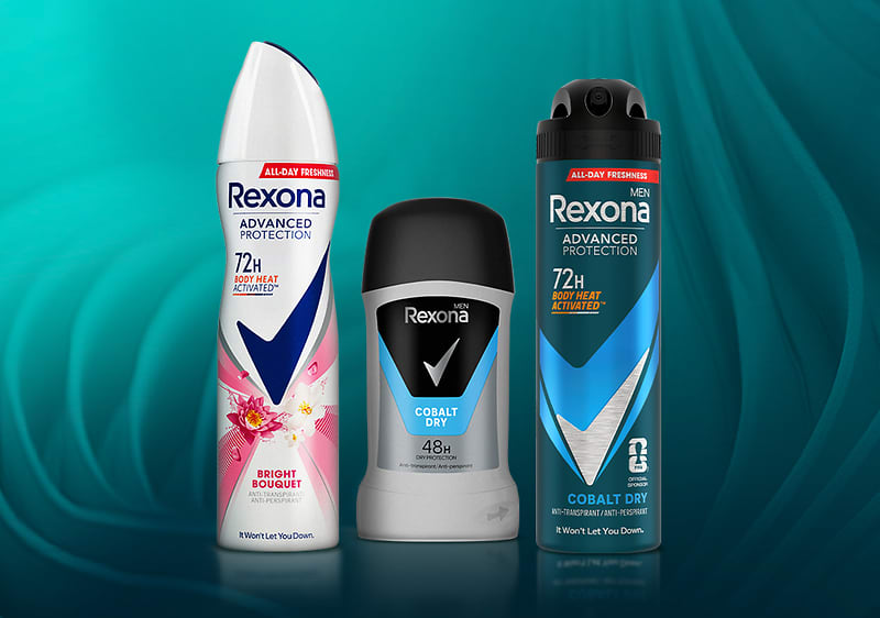 Trei deodorante Rexona pe fundal albastru