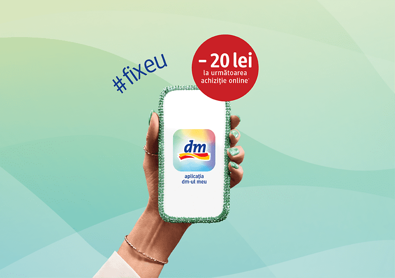 Mână ținând un telefon cu aplicația dm și text promoțional.